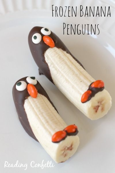 Cute frozen banana and chocolate penguin snack Banana Penguins, Penguin Snacks, Animal Snacks, Banana Snacks, Cute Snacks, Snacks Für Party, School Snacks, Fun Kids Food, Frozen Banana