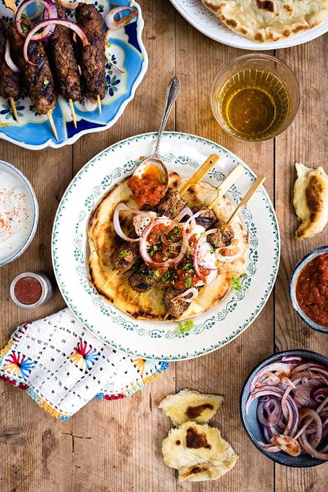 Lamb giaortlou kebab with tomato sauce and Greek yoghurt Beef Kabob Marinade, Lamb Koftas, Shish Taouk, Lamb Kofta, Keema Recipes, Spiced Lamb, Lamb Kebabs, Minced Meat Recipe, Pitta Bread