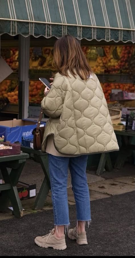 Quilted Jacket Street Style, Quilted Jacket Outfit, Outerwear Trends, Womens Quilted Jacket, Quilt Jacket, Mode Inspo, Winter Mode, 가을 패션, Winter 2022