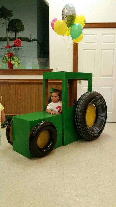 Tractor made out of cardboard boxes! Black Birthday Ideas, Farm Theme Crafts, Farm Classroom Theme, Preschool Farm, Tractor Birthday Party, Barnyard Birthday Party, Farm Animal Crafts, Tractor Party, Farm Theme Birthday