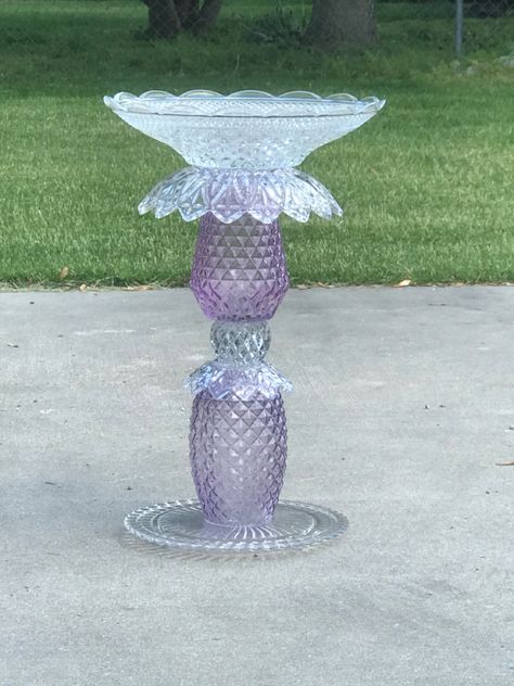 Glass Totems, Glassware Garden Art, Glass Bird Bath, Terra Cotta Pot Crafts Diy, Glass Bird Feeders, Glassware Crafts, Diy Bird Bath, Diy Garden Fountains, Garden Totems