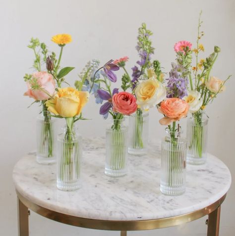 Spring Bud Vase Arrangements, Wedding Table Flowers Small Vases, Bud Flower Arrangement, Summer Wedding Bud Vases, Wedding Floral Centerpieces Round Table, Diy Bud Vases Wedding, Colorful Bud Vases Wedding, Wild Flower Wedding Table Decor, Wedding Centerpieces Bud Vases