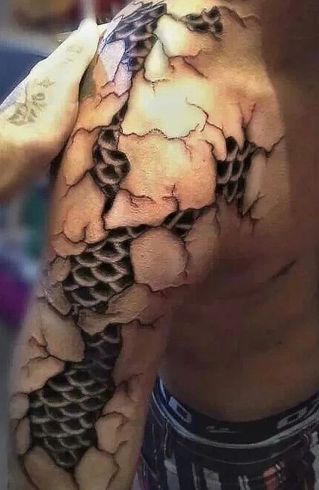 An unusual take on the dragon body art trend is the scale tattoo. Your tattooer will use techniques similar to special-effects make-up artists to create the illusion that you have a layer of scales beneath your real skin. Artistic tears and cracks can also be added for extra impact. When you choose this tattoo style, you are hinting at the beast within. A scale inking tells others that you identify strongly with the characteristics of a dragon – fierce and powerful. 3d Dragon Tattoo, Tatoo 3d, Make Temporary Tattoo, Molecule Tattoo, Dragon Tattoos For Men, Skin Tattoo, Chinese Dragon Tattoos, Scale Tattoo, Kunst Tattoos