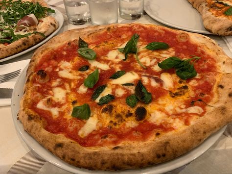 What is Neapolitan pizza? | ItaliaRail Poolish Pizza Dough, Authentic Italian Pizza, Margarita Pizza, Italian Pizza Recipe, Neapolitan Pizza, Pizza Maker, Stanley Tucci, Pizza Margherita, Great Pizza