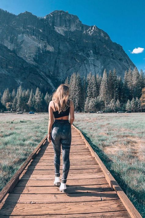 Aesthetic picture of Yosemite National Park. Discover more photos of Danielle Muntain with On The Road Again Yosemite Hiking, Fall Hiking Outfit, California Yosemite National Park, Yosemite Photos, California Hikes, Hiking National Parks, Capitol Reef National Park, National Park Photos, Yosemite Falls