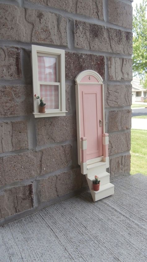 Tiny Door Ideas, Mini Doors In Wall, Mouse Door In Wall Diy, Fairy Door Ideas, Diy Fairy Door, Room Box Miniatures, Bookshelf Art, Gnome House, Fairy Door