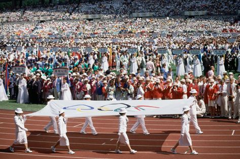 Seoul 1988 Olympics • Opening ceremony - Entry of the Olympic flag La Olympics, Sports Photography Action, Olympic Flag, Olympics Opening Ceremony, Olympic Athletes, Poses Human, Summer Olympics, Action Poses, Sports Photography