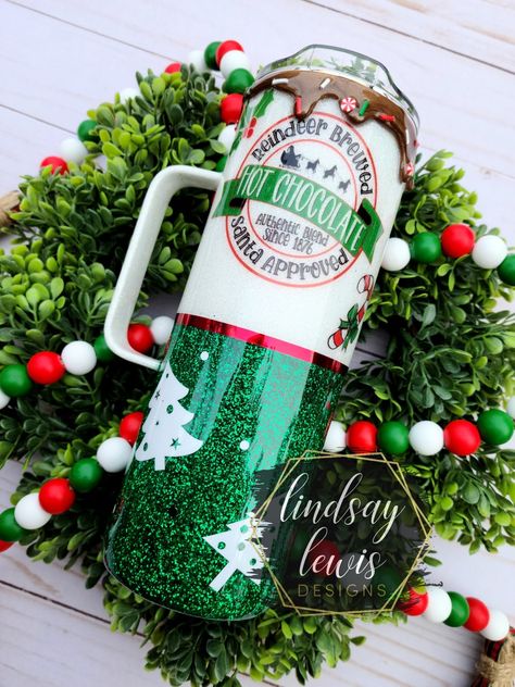 Christmas hot chocolate glitter mug Christmas Themed Tumblers, Light Up Christmas Tumbler, Gingerbread Tumbler Ideas, Glitter Christmas Tumblers, Christmas Tumbler Ideas Sublimation, Christmas Tumbler Designs, Winter Tumbler Cups, Holiday Tumbler Ideas, Glitter Storage Ideas