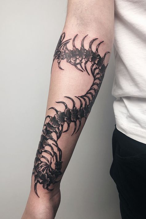 Arm Centipede Tattoo, Centipede Tattoo Around Arm, Centipede Tattoo Design, Centipede Tattoo, Arm Tattoos Drawing, Centipedes, Realistic Tattoo Sleeve, Goth Tattoo, Insect Tattoo