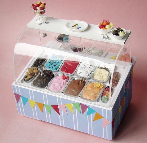 Miniature Ice Cream Display by PetitPlat - Stephanie Kilgast, via Flickr Mini Choses, Ice Cream Display, Miniature Ice Cream, Doll Food, Mini Craft, Tiny Food, Polymer Clay Miniatures, Clay Food, Miniature Diy