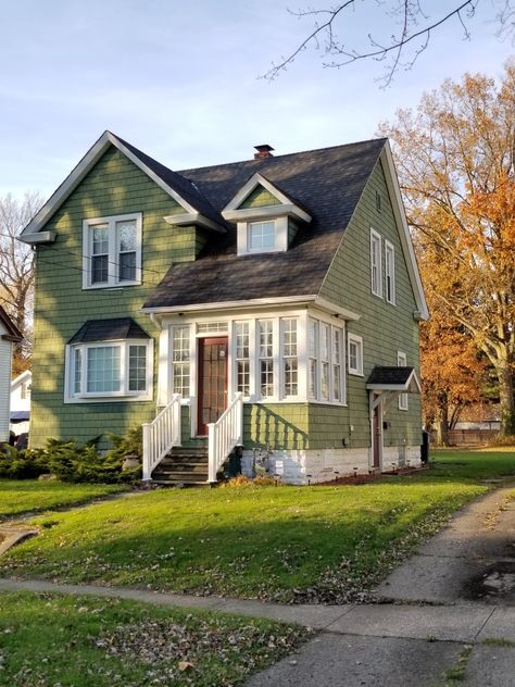 Small Home Aesthetic Exterior, Nevada House Exterior, Normal House Aesthetic, Low Income House Aesthetic, 80's Houses Exterior, 1980 House Exterior, Lower Class Homes, 1960s House Exterior, Cute Suburban House