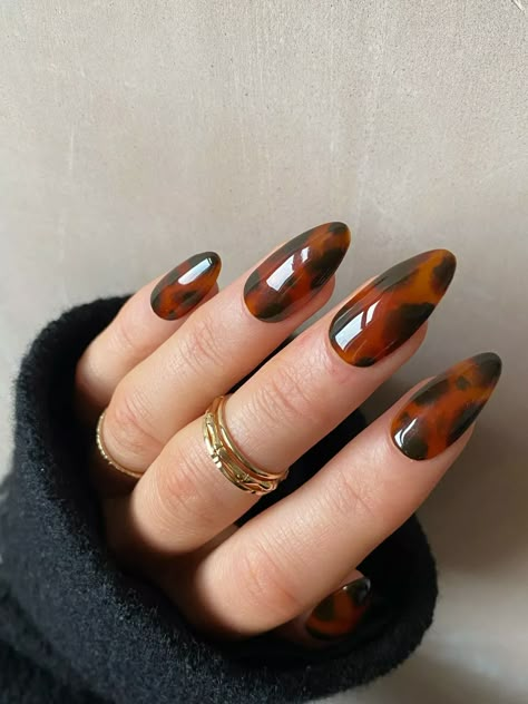 long almond shaped tortoise shell design press on mob wife nail ideas Brown Almond Nails, Tortoise Shell Nails, Shell Nails, Nails Autumn, Nails Brown, Custom Press On Nails, November Nails, Thanksgiving Nails, Gradient Nails