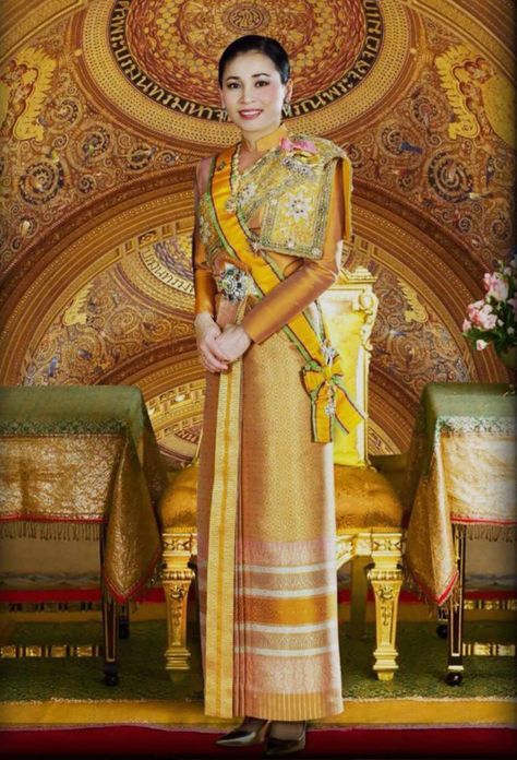 Thai Royal Family, Thai King, King Queen, Royal Family, Royalty, Thailand, Lab, Queen, Paint