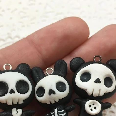 Cute handmade polymer clay charms halloween sassybatcrafts 🖤💀🖤 #handmade #cute #polymerclay Spooky Polymer Clay Ideas, Skeleton Polymer Clay, Polymer Clay Halloween Charms, Clay Goth Ideas, Goth Clay Ideas, Goth Clay Projects, Gothic Clay Ideas, Polymer Clay Halloween Ideas, Keychain Printable