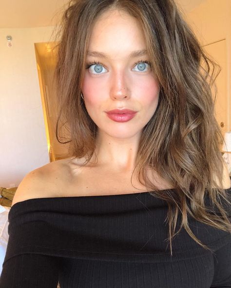 Emily Didonato Instagram, Redhead Inspiration, Emily Didonato, Pretty Blue Eyes, Barbie Makeup, Taylor Hill, Actrices Hollywood, Youtube Link, Grunge Hair