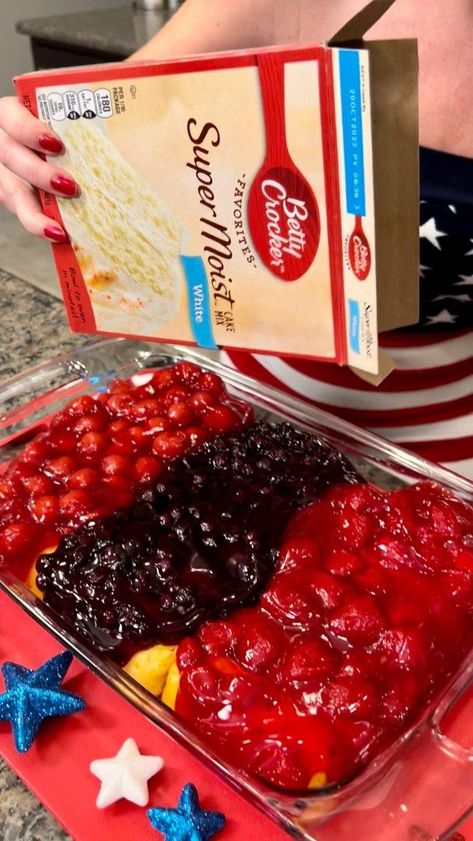 So festive & so yummy! 😲 (Labor Day Dessert) | dessert, Labor Day, cake, recipe | So festive & so yummy! 😲 (Labor Day Dessert) #cake #LaborDay #recipes | By Kyle & Mistie Knight | Facebook | I've got my Twinkies in here. These are the red, white, and blue Twinkies. Okay. Now, I'm going to take some of my strawberry pie filling and that's just going to go right on top. On top of the Twinkies. Okay. Just like that. Isn't that beautiful? Like the whole can. Yep. Blueberry pie filling. Okay. And t