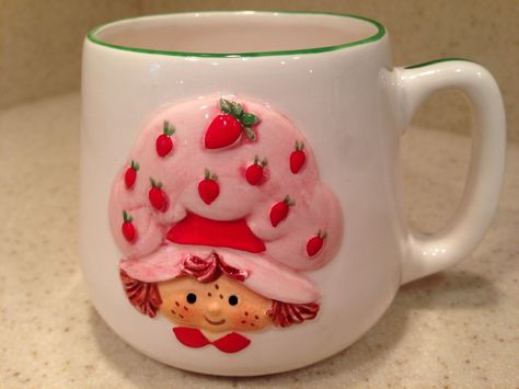 Strawberry Things, Vintage Strawberry Shortcake, Pretty Mugs, Teapots And Cups, Cool Mugs, Cute Cups, Cute Mugs, Cups And Mugs, Strawberry Shortcake