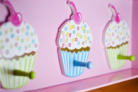 cupcake wall pegs Cupcake Bedroom, Cupcake Kitchen Decor, Cupcake Wall, Food Furniture, Pink Dishes, Cupcake Decorating Tips, Cupcake Decor, Cupcake Shops, Table Farmhouse