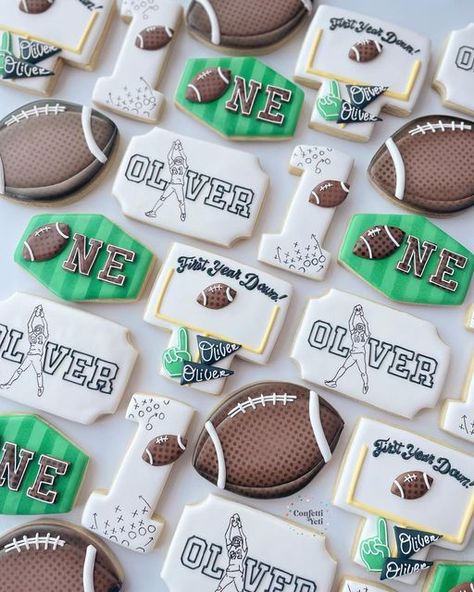 Kerstyn Lott on Instagram: "First year down and heading for the goal🙌 Here is a non-Swiftie football set for a brief change in your regular programming. Were you ready for it? Who’s watching, who’s meh, and what are you eating?? Of course I’ll tune in for the commercials in case you were asking Happy Birthday Oliver! May you enjoy many more Super Bowl parties on your birthdays to come. #footballcookies #firstyeardowncookies #areyoureadyforsomefootball #superbowl #footballparty #footballbirthday #sportslife #decoratedcookies #cookiedecorating #cookiedesign #designercookies #instacookies #cookieoftheday #cookieartist #dfwcookies #dallascookies #dallasmoms #friscocookies #friscomoms #mckinneycookies #mckinneymoms #confettiyeticookies" First Year Down Cookies, Football Sugar Cookies, Football Themed Cakes, Football Theme Birthday, Football First Birthday, Sports Cookies, Football Cookies, Football Birthday Party, 1st Birthday Party Decorations