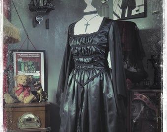 Vampire Gown, Halloween Wedding Dresses, Vampire Wedding, Gothic Gowns, Vampire Fashion, Lily Munster, Vampire Witch, Victorian Halloween, Victorian Wedding Dress