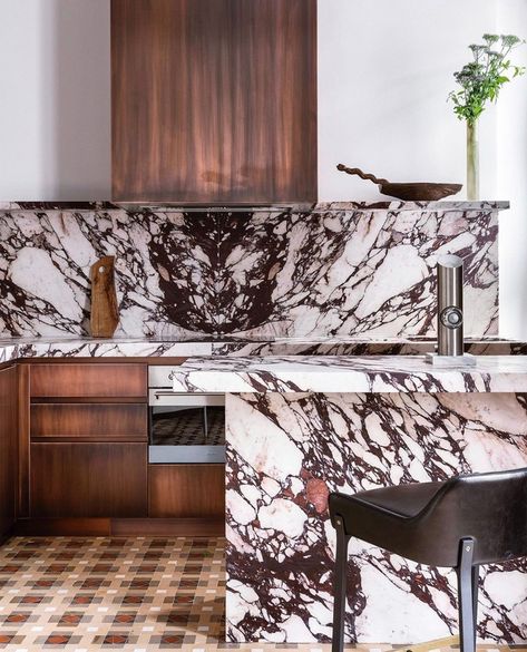 Alma Project on Instagram: “Que os parece esta cocina con mármol Calacatta Viola?⠀⠀⠀⠀�⠀⠀⠀⠀⠀ Estas vetas moradas y contundentes parece que se van a convertir en la nueva…” Viola Marble, Calacatta Viola, Kitchen Marble, Counter Tops, Kitchen Inspo, Architectural Digest, Dream Home Design, 인테리어 디자인, House Inspo