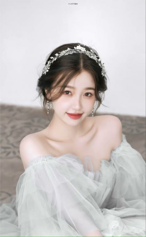 Yu Shuxin Cute, Asian Wedding Makeup, Sanggul Modern, Korean Wedding Photography, Wedding Photo Studio, Wedding Photoshoot Props, Elegant Wedding Hair, Esther Yu, Kawaii Hairstyles