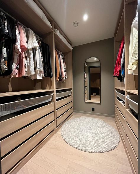 Closet With Makeup Vanity, Ikea Walk In Wardrobe, Komplement Drawer, Walkin Closets Design, Walk In Closet Ikea, Dressing Ikea, Armoire Pax, Walk Through Closet, Ikea Pax Closet