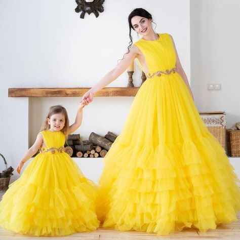 वेस्टर्न ड्रेस, Mommy Daughter Dresses, Kids Flower Girl Dresses, Mom Daughter Matching Dresses, Most Expensive Dress, Mother Daughters, Mom Daughter Outfits, Daughter Dress, Daughter Outfits