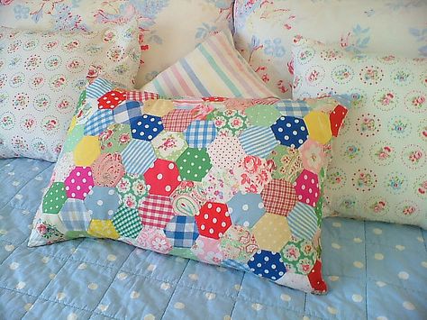 patchwork Quilting Pillows, Hexagon Pillow, Patchwork Projects, Hexagon Patchwork, Hexagon Quilts, Pillow Patterns, Bench Pillow, Quilt Pillow, Hexie Quilt