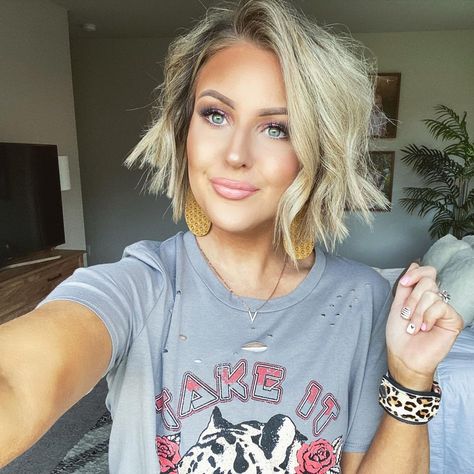 Nicole Huntsman on Instagram: “Grit and grace kinda girl✌🏼💗 • • • • Top: @shopimpressions Necklace: @kcchicdesignsjewelry (NICOLE15) Watchband: @sparklbands (NICOLE10)…” Nicole Huntsman Hair, Nicole Huntsman, Short Hair Cuts For Round Faces, Blonde Bob Haircut, Formal Hairstyles For Long Hair, Grit And Grace, Chin Length Hair, Blonde Hair Looks, Blonde Hair With Highlights