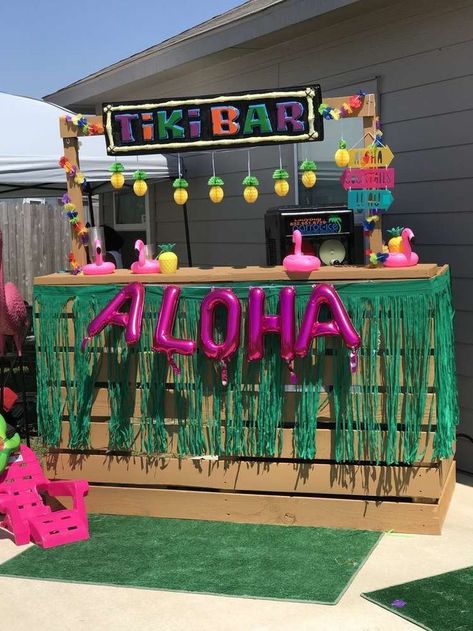 Luau Birthday Party Ideas, Tropisk Fest, Hawaii Birthday Party, Hawaii Themed Party, Christmas Party Crafts, Hawaiian Party Theme, Tropical Birthday Party, Luau Party Decorations, Fest Temaer