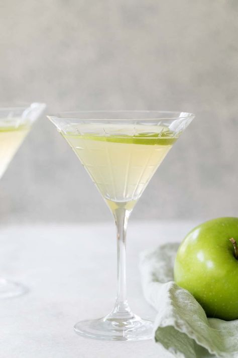 Apple Martini Recipe - Sugar and Charm Cocktails For Fall, Apple Cider Cocktails, Ginger Cocktail Recipes, Apple Martini Recipe, Caramel Apple Martini, Cider Cocktail Recipes, Homemade Cider, Apple Vodka, Best Apple Cider