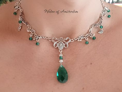 Emerald green Victorian wedding necklace Christmas Formal, Green Crystal Necklace, Fantasy Beings, Medieval Fair, Emerald Green Crystal, Fantasy Necklace, Fair Outfits, Historical Jewellery, Victorian Wedding