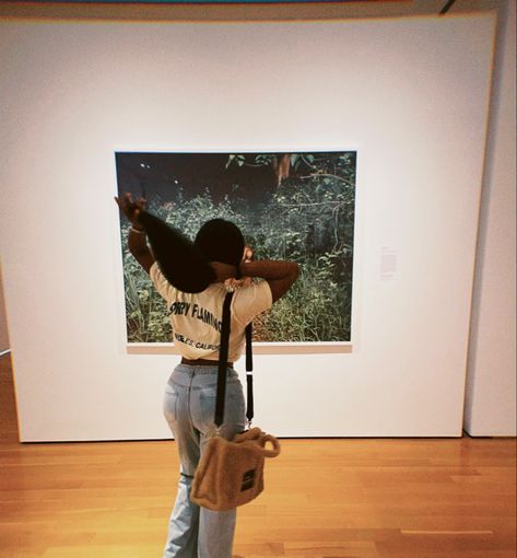 Baddie Museum Outfit, Museum Ig Pics, Meusum Girl Aesthetic, Art Museum Aesthetic Outfit Black Women, Museum Aesthetic Black Women, Museum Pictures Black Women, Art Museum Outfit Black Women, Art Museum Outfit Aesthetic, Art Gallery Outfit Black Women