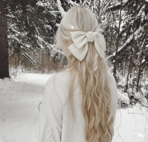 White Blonde Aesthetic, Snow Princess Aesthetic, Ice Princess Aesthetic, Winter Princess Aesthetic, Winter Oc, 헬로키티 배경화면, Coquette Winter, Ice Blonde Hair, Sakura Anime