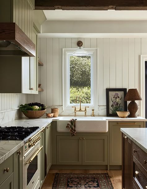 House & Home - Step Inside A Charming English Country Kitche Open Country Kitchen, Country Cottage Renovation, English House Decor, Old English Kitchen Design, English Garden Interior Design, Colonial Cottage Kitchen, English Homes Interiors Country Cottages, Interior Country House, Old English Country Kitchen