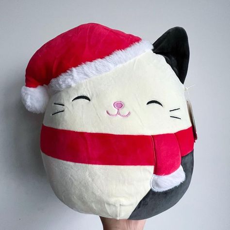 Santa Squishmallow, Squishmallows Cam, Squishmallows Christmas, Christmas Squishmallows, Squishmallow Collection, Squish Mellow, Xmas Pillows, Christmas Plush Toys, Cute Squishies