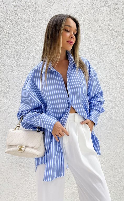 Western Blouses, White Striped Shirt Outfit, Long Shirt Outfits, Linen Shirt Outfit, Blouses Designs, Collection Ideas, New York Fashion Week Street Style, Nyfw Street Style, Street Style Edgy