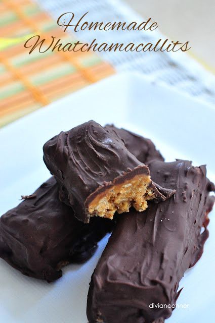 Homemade Whatchamacallit Candy Bars. An Easy Copycat Recipe for a delicious chocolate bar. Whatchamacallit Bars, Homemade Candy Bars, Candy Bar Recipe, Caramel Treats, Candy Truffles, Homemade Candies, Diy Spring, Candy Desserts, Candy Bars