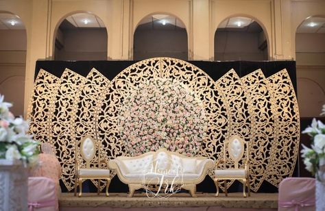 Royal Wedding Backdrop, Sufi Decor, Turkish Theme, Indian Wedding Decorations Receptions, Wedding Reception Layout, Simple Stage Decorations, Reception Layout, Wedding Stage Backdrop, Temple Design For Home