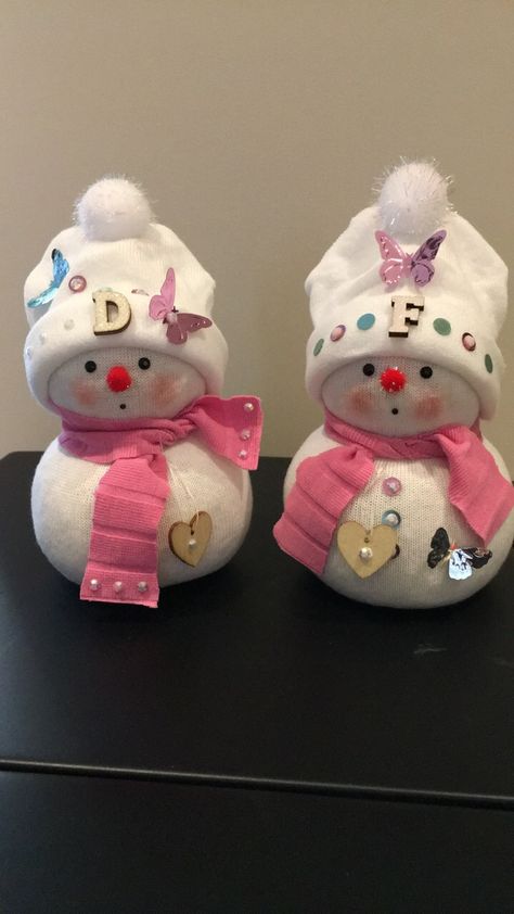 Snowman Socks, Sock Snowman Craft, Diy Snowman Decorations, Gift Basket Ideas Christmas, Snowman Crafts Diy, Snowman Christmas Decorations, Gift For Mom Christmas, Sock Crafts, Christmas Gift Basket Ideas