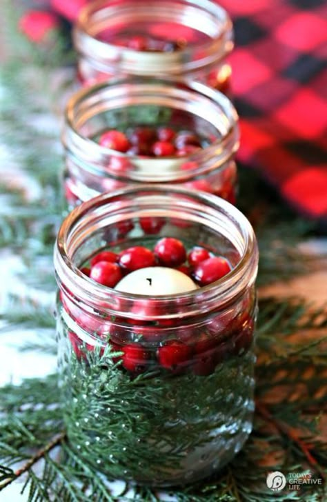 In just five minutes, you can create these stunning luminaries using jars (Mason jars are our pick, but pickle jars work just as well), cranberries, cedar clippings or something green, and floating candles. Holiday Luminaries, Diy Holiday Ideas, Christmas Luminaries, Mason Jar Christmas Decorations, Make Step By Step, Mason Jar Christmas Crafts, Floating Candle, Christmas Table Centerpieces, Clear Vase