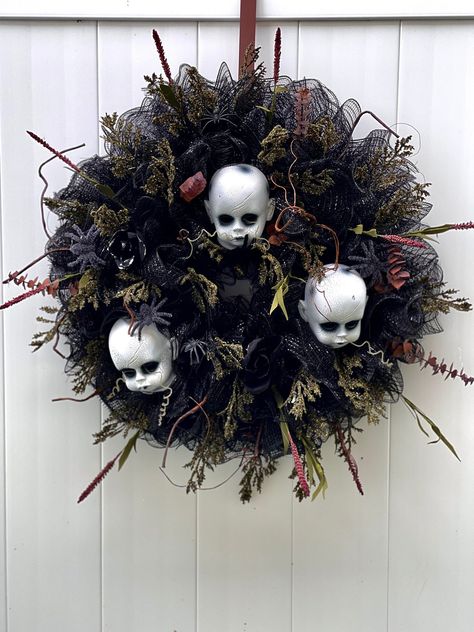 Haunted Mansion Wreath, Scary Halloween Wreath, Haunted Mansion Decor, Mansion Decor, Spooky Wreath, Easy Diy Halloween Decorations, Homemade Halloween Decorations, Diy Halloween Wreath, Creepy Halloween Decorations