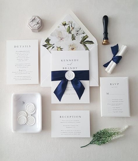 Navy Wedding Invitation Suite, Modern Elegant Wedding Invitations Classy, Navy Wedding Invitations Elegant, Blue Winter Wedding Invitations, Navy Blue Wedding Party, Elegant Wedding Cards, White Wax Seal, Navy Blue Wedding Invitations, Spanish Wedding