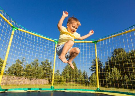 Think Again Before Letting Your Kid on a Trampoline Football Injuries, Garden Trampoline, Pula Pula, Outdoor Trampoline, Best Trampoline, Indoor Trampoline, Kids Trampoline, Mini Trampoline, Trampoline Park