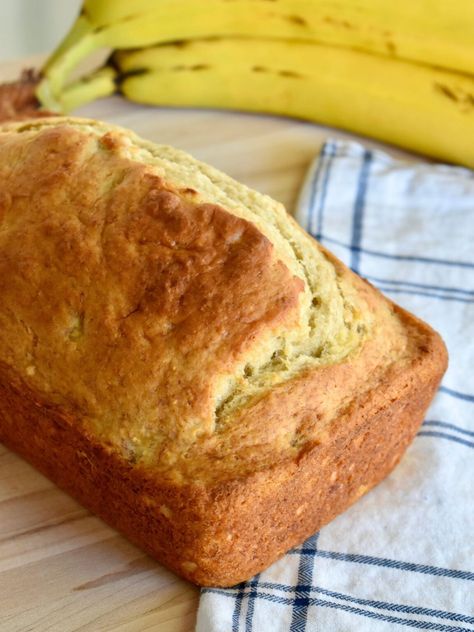 This 4 ingredient banana bread is seriously the easiest and most delicious bread you'll ever bake. Ready in less than an hour! 4 Ingredients Banana Bread, 3 Ingredients Bread Recipe, How To Make Banana Bread, Easy Banana Bread Recipe 3 Ingredients, 4 Ingredient Banana Bread, 3 Ingredient Banana Bread, Simple Banana Bread, Yummy Bread, Banana Bread Recipe Moist