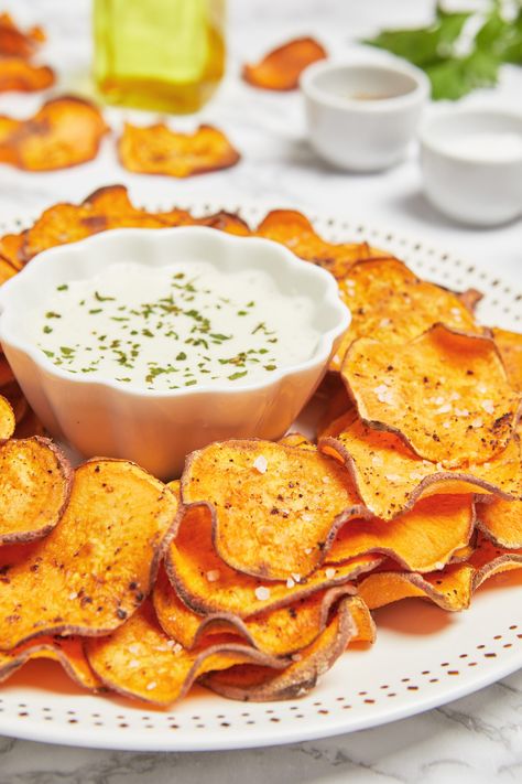 Sweet Potato Chips in Air Fryer Sweet Potato Chip Dip, Sweet Potato Chips Air Fryer, Potato Chips In Air Fryer, Air Fryer Sweet Potato Chips, Chips Air Fryer, Air Fryer Potato Chips, Hummus Recipe Homemade, Dairy Free Low Carb, Snack Smoothie