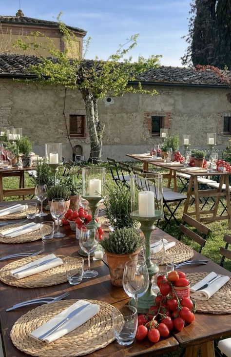 Rustic Italian Outdoor Dining, Rustic Italian Dinner Party Tablescape, Italian Welcome Dinner, Thanksgiving Boho Table, Tuscan Rehearsal Dinner, Italian Themed Tablescape, Pizza Party Wedding Rehearsal Dinners, Backyard Italian Dinner Party, Fancy Barbeque Party