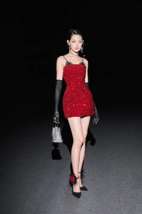 Short Old Hollywood Dress, Red Carpet Looks Ideas, Red Dress With Gloves, Red Dress Runway, Red Carpet Outfit Ideas, Red Runway Fashion, Red Carpet Short Dress, Blackpink Red Carpet, Wedding Guest Outfit Women