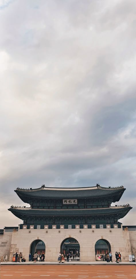 Gyeongbokgung palace Korean Palace Wallpaper, Gyeongbokgung Palace Aesthetic, Seoul Palace, Korean Scenery, Korea Palace, Korean Palace, Korean Traditional House, Ancient Korea, Gyeongbokgung Palace